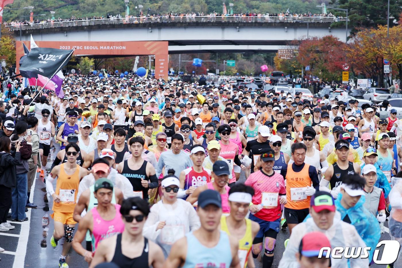 지난해 11월5일 오전 서울 마포구 상암월드컵공원에서 열린 &#39;2023 JTBC 서울마라톤&#39;에서 참가자들이 힘차게 출발하고 있다. 2023.11.5/뉴스1 ⓒ News1 민경석 기자