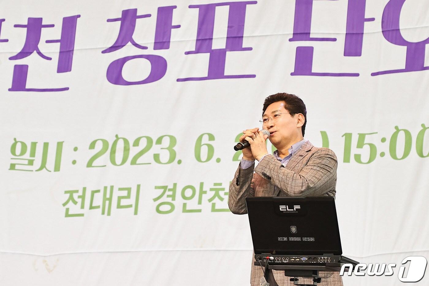 이상일 용인시장이 지난 6월 열린 &#39;제13회 포곡읍 경안천 창포축제&#39;에서 인사말을 하고 있는 모습.&#40;용인시 제공&#41;