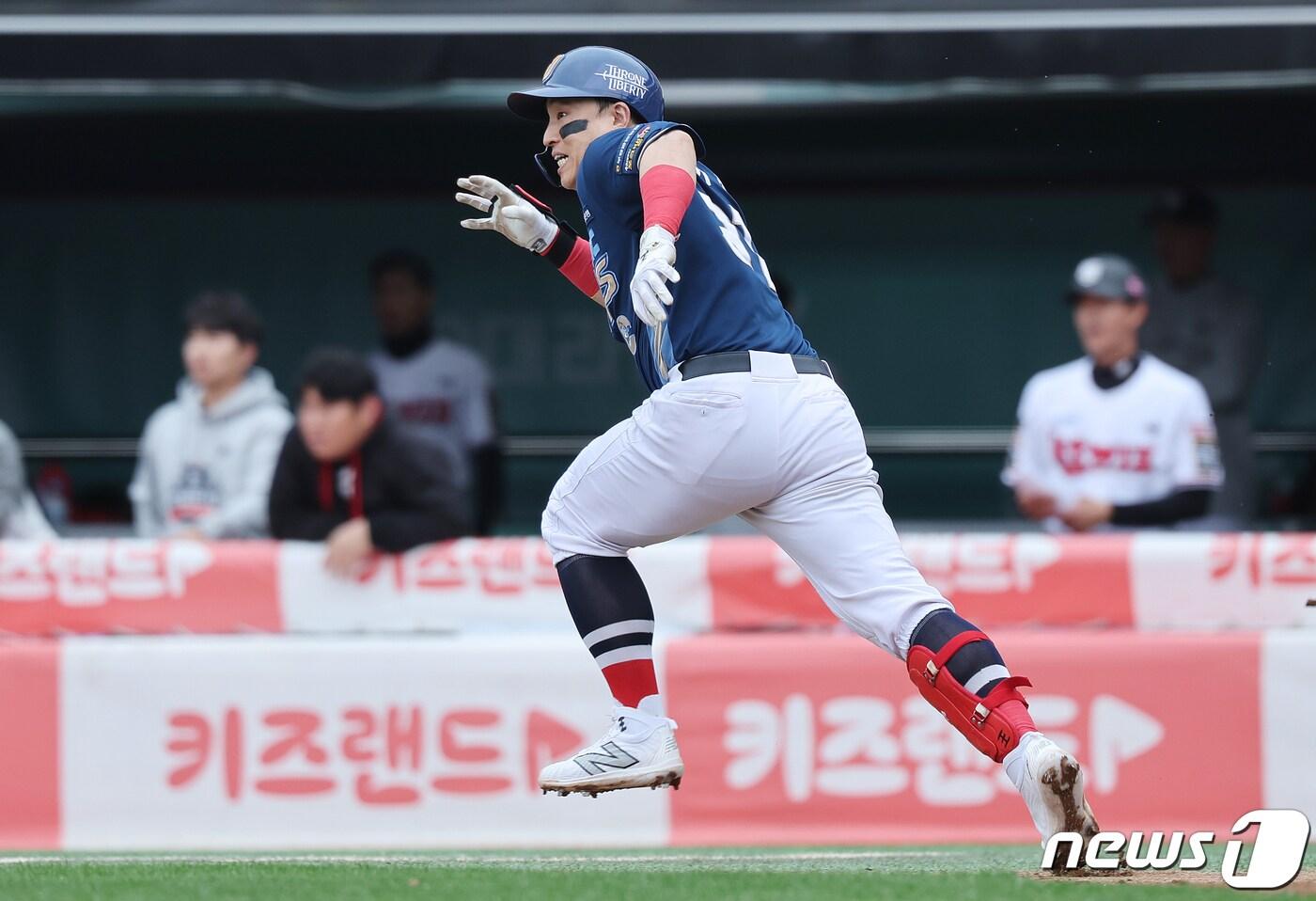 5일 오후 경기도 수원시 장안구 수원KT위즈파크에서 열린 프로야구 &#39;2023 신한은행 SOL KBO 포스트시즌&#39; 플레이오프 5차전 kt 위즈와 NC 다이노스의 경기, 5회초 1사 3루 상황, NC 손아섭이 적시타를 친후 1루로 향하고 있다. 2023.11.5/뉴스1 ⓒ News1 이재명 기자