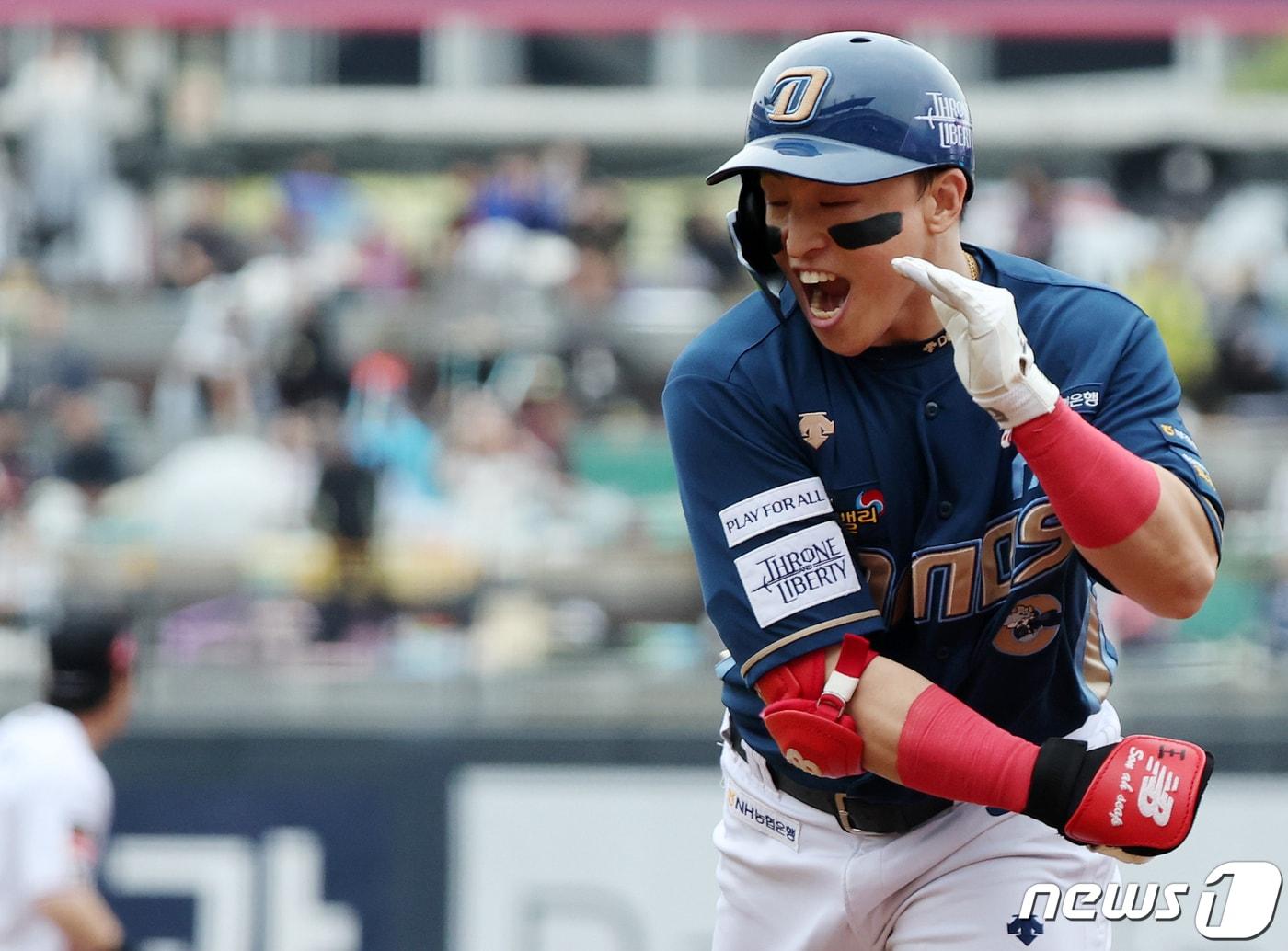 5일 오후 경기도 수원시 장안구 조원동 수원KT위즈파크에서 열린 프로야구 &#39;2023 신한은행 SOL KBO 포스트시즌&#39; 플레이오프 5차전 kt 위즈와 NC 다이노스의 경기, NC 손아섭이 5회초 1사 3루에서 적시타를 친 뒤 포효하고 있다. 2023.11.5/뉴스1 ⓒ News1 김진환 기자