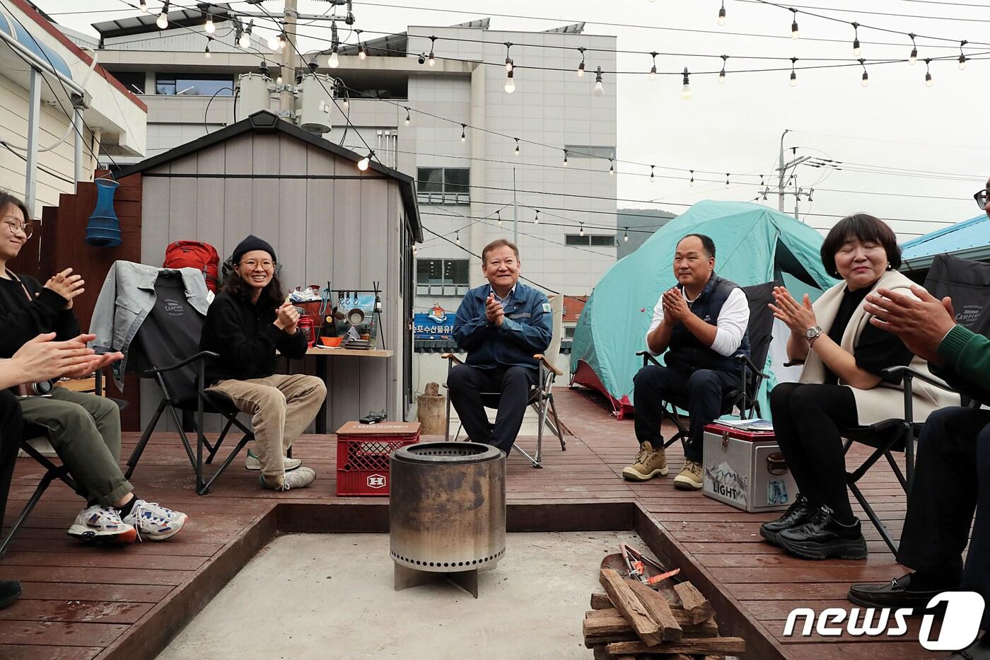 이상민 행정안전부 장관이 지난해 11월 경남 거제시 장승포로 거제 청년마을 &#39;아웃도어 아일랜드&#39;를 찾아 지역정착 청년 대표들과 대화를 하고 있다. &#40;행정안전부 제공&#41;