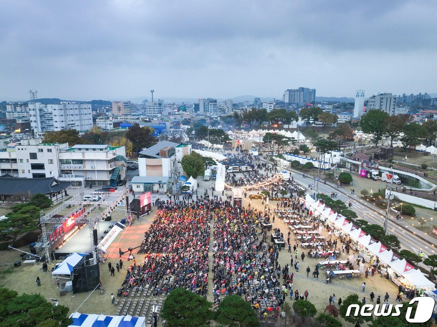 홍성 바베큐페스티벌이 열리고 있는 홍주읍성 일대 모습.&#40;홍성군 제공&#41;/뉴스1