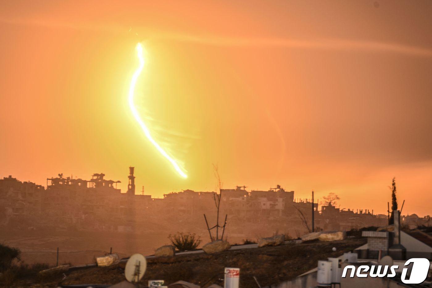 5일&#40;현지시간&#41; 이스라엘군이 팔레스타인 가자 지구에 폭격을 떨어뜨리는 모습 2023.11.06 ⓒ AFP=뉴스1 ⓒ News1 정지윤 기자