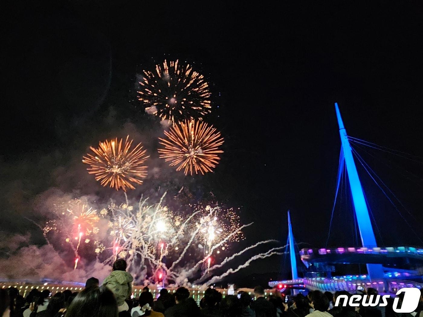 지난 3일 마산국화축제가 열린 경남 창원시 마산합포구 3.15해양누리공원에서 시민들이 축제를 기념하는 불꽃놀이를 보고 있다.&#40;창원시 제공&#41;