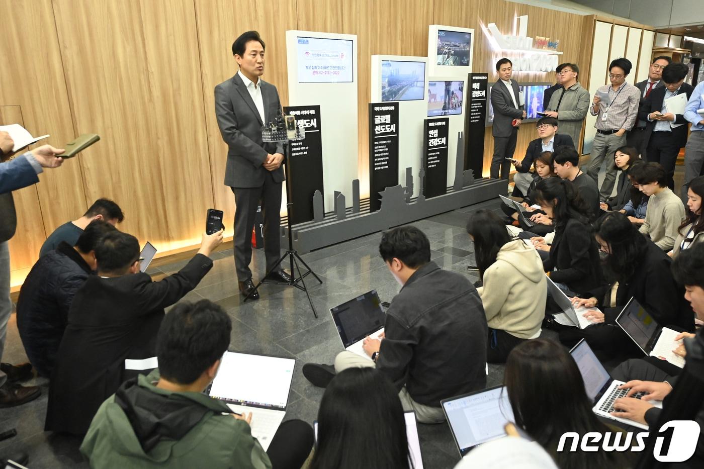 오세훈 서울시장이 6일 서울시청에서 김병수 김포시장과 &#39;김포시의 서울시 편입&#39; 관련 논의 후 백브리핑을 하고 있다. &#40;공동취재&#41; 2023.11.6/뉴스1 ⓒ News1 이재명 기자