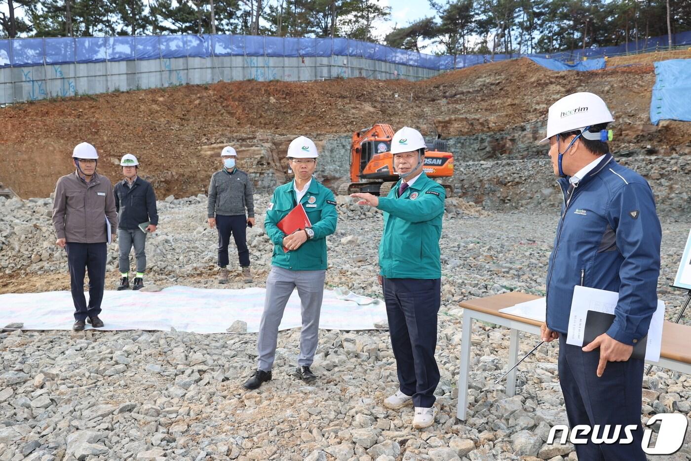 6일 이상근 고성군수가 경남 고성군 유스호스텔 건립사업 현장을 찾아 진행 상황을 점검하고 있다.&#40;고성군 제공&#41;