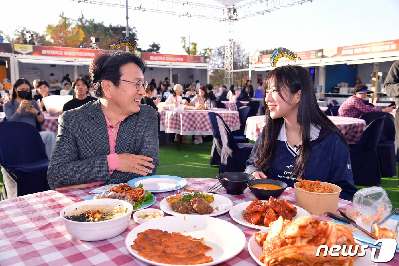 강기정 광주시장이 지난해 11월3일 서구 상무시민공원에서 열린 &#39;제30회 광주김치축제 개막식&#39;에 참석해 유명 먹방 유튜버 쯔양과 김치 관련 요리를 주제로 대화를 나누고 있다.&#40;광주시 제공&#41;2023.11.6/뉴스1 