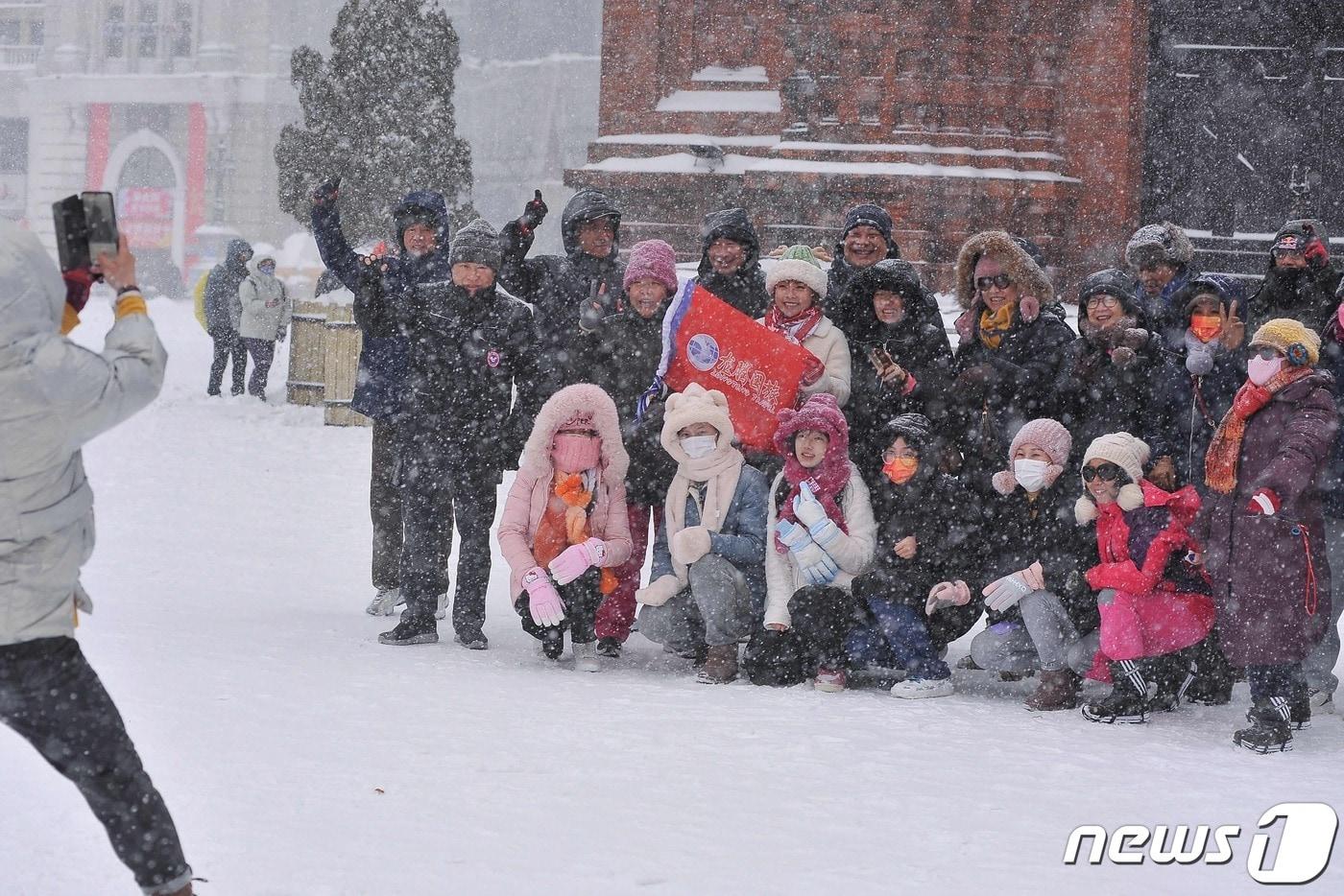 6일 중국 헤이룽장성 하얼빈에 폭설이 내리자 관광객들이 기념사진을 찍고 있다. ⓒ AFP=뉴스1 ⓒ News1 박형기 기자