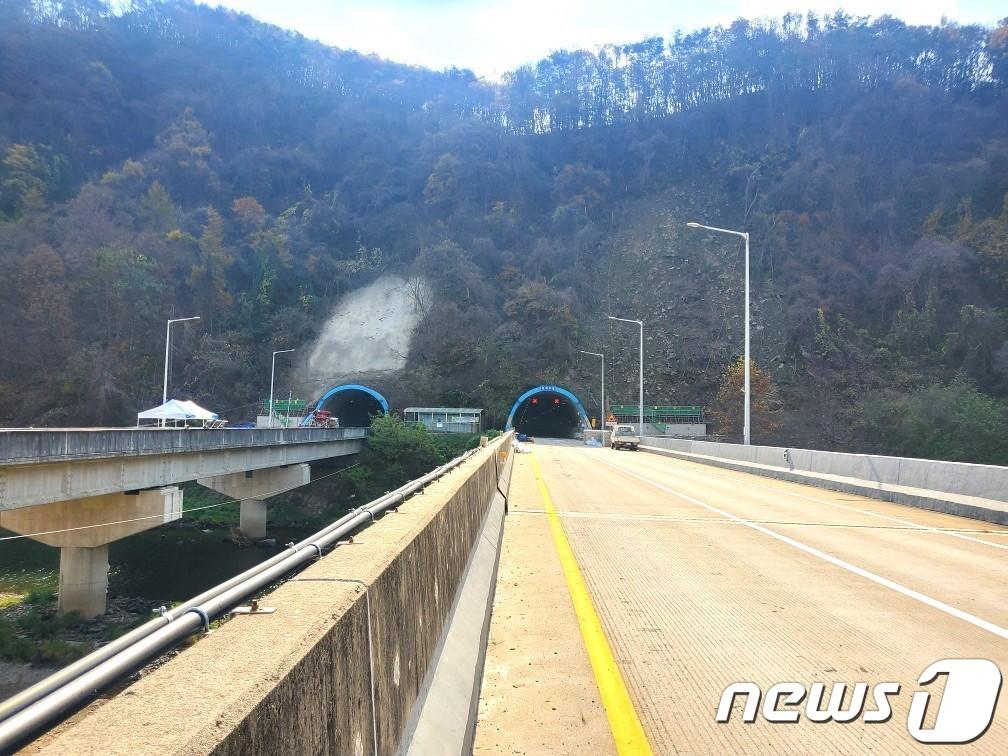 11월 현재  보은∼청주 국도 19호선 봉계터널 보강공사 현장. /뉴스1