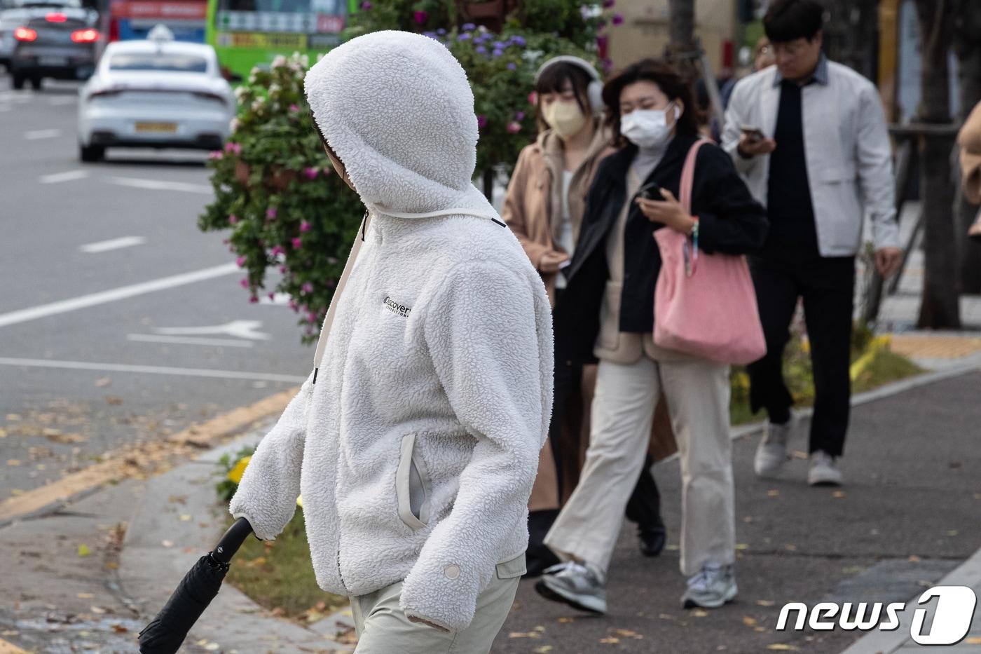 &#39;겨울이 시작된다&#39;는 절기상 입동&#40;立冬&#41;을 하루 앞둔 7일 서울 도심에서 두터운 옷차림을 한 시민들이 출근길 발걸음을 재촉하고 있다. 기상청은 6일 서울 동북권과 서북권 등 일부 지역에 올 가을 첫 한파 주의보를 발령한 바 있다. 이날 서울 아침 기온은 1.9도까지 떨어지며 체감온도는 영하를 기록했다. 2023.11.7/뉴스1 ⓒ News1 유승관 기자