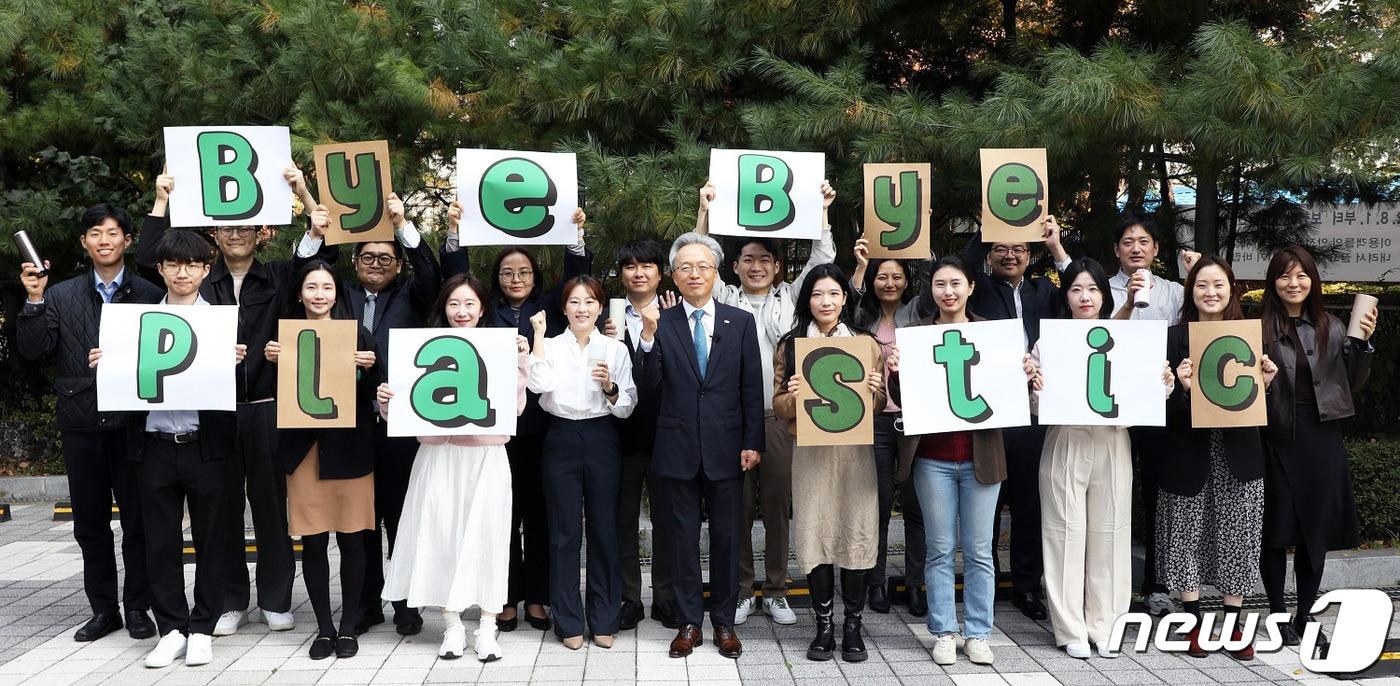 최진식 한국중견기업연합회 회장과 임직원들이 챌린지 참여 후 기념촬영을 하고 있다.&#40;한국중견기업연합회 제공&#41;