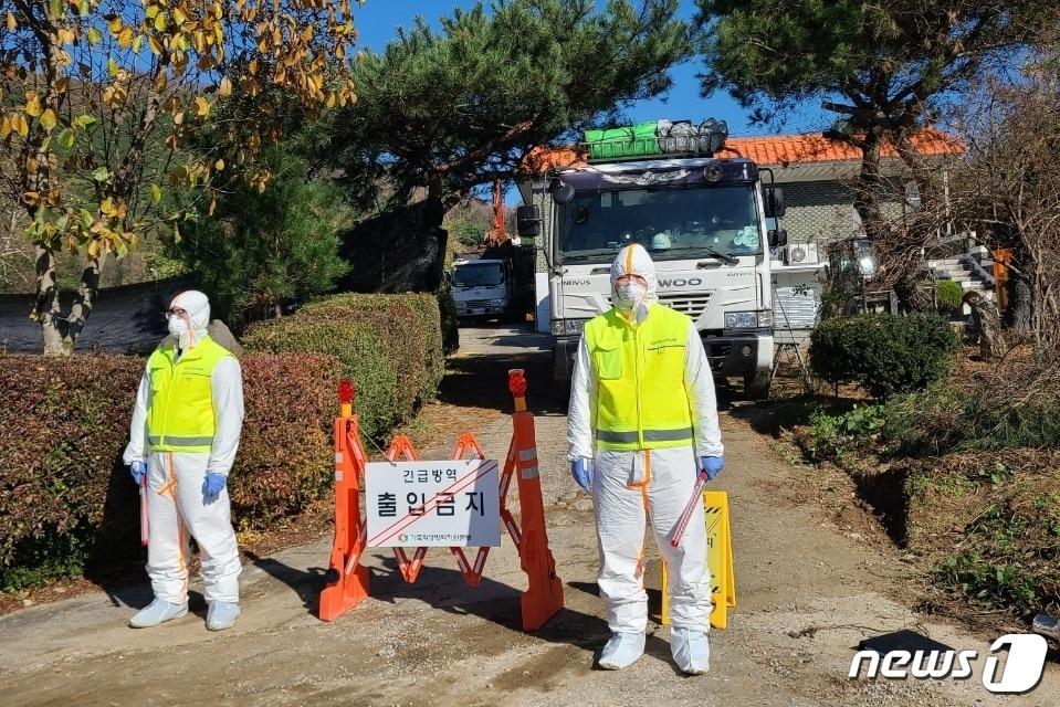  7일 충북 충주 한우농가서 도내 두 번째 럼피스킨병&#40;LSD&#41;이 발생한 가운데 감염 경로를 몰라 축산 농가가 답답함을 호소하고 있다. 사진은 이동 제한 조치 모습.&#40;충주시 제공&#41;2023.11.7/뉴스1