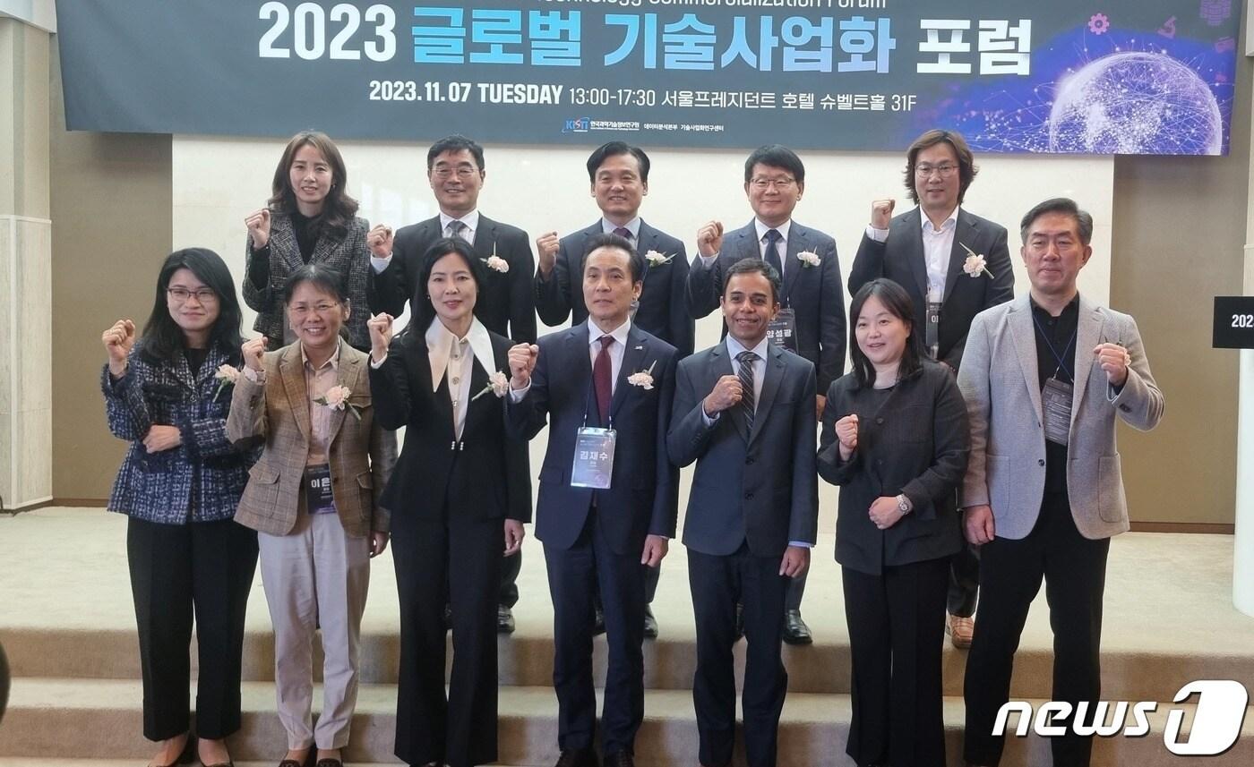 2023 글로벌 기술사업화 포럼 참석자들이 기념촬영을 하고 있다.&#40;KISTI 제공&#41;/뉴스1