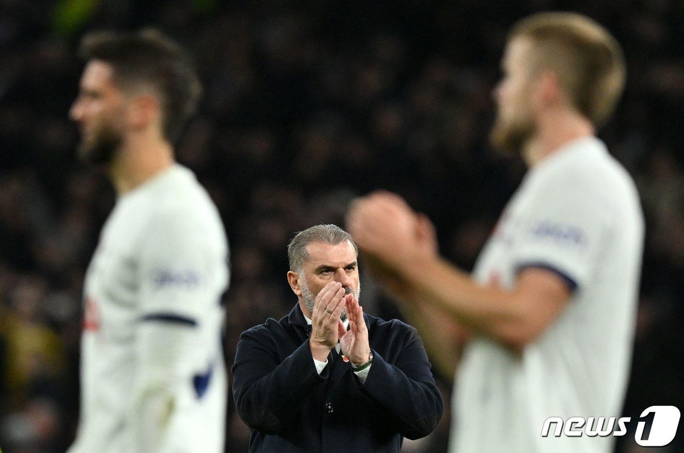 토트넘 홋스퍼 엔제 포스테코글루 감독이 첼시전 패배 이후 선수들에게 박수를 보내고 있다. ⓒ AFP=뉴스1