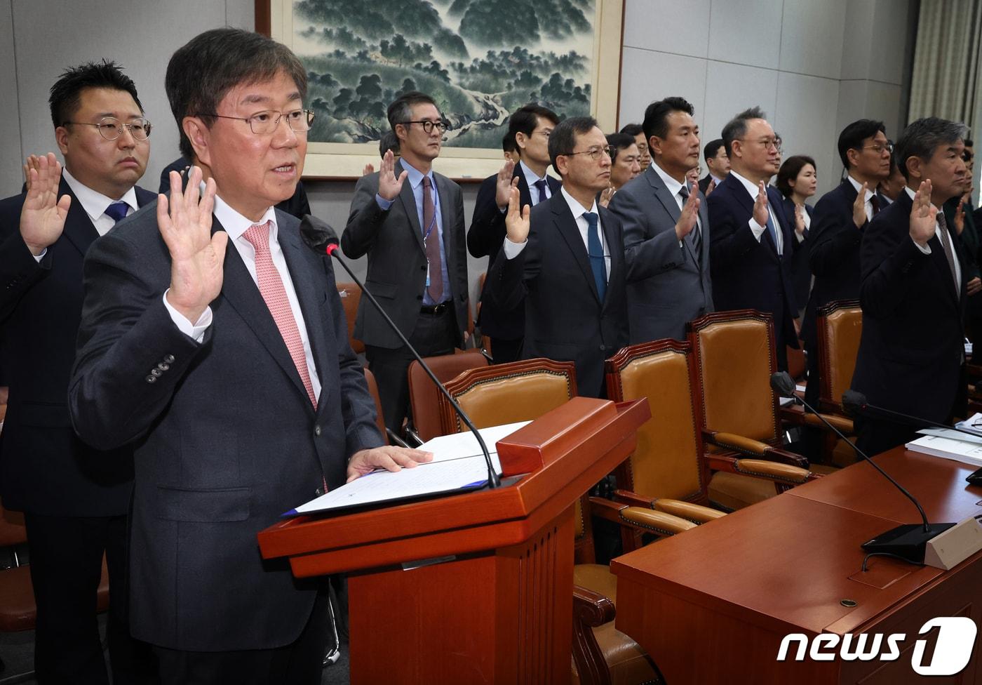 김대기 대통령 비서실장이 7일 서울 여의도 국회에서 열린 운영위원회의 대통령비서실 등에 대한 국정감사에서 선서를 하고 있다. 2023.11.7/뉴스1 ⓒ News1 송원영 기자