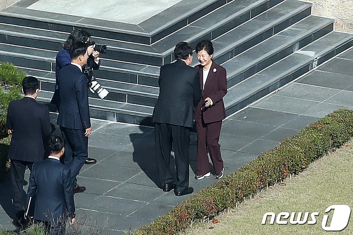 윤석열 대통령이 7일 오후 대구 달성군 유가읍 박근혜 전 대통령 사저를 찾아 인사를 나누고 있다. 2023.11.7/뉴스1 ⓒ News1 공정식 기자