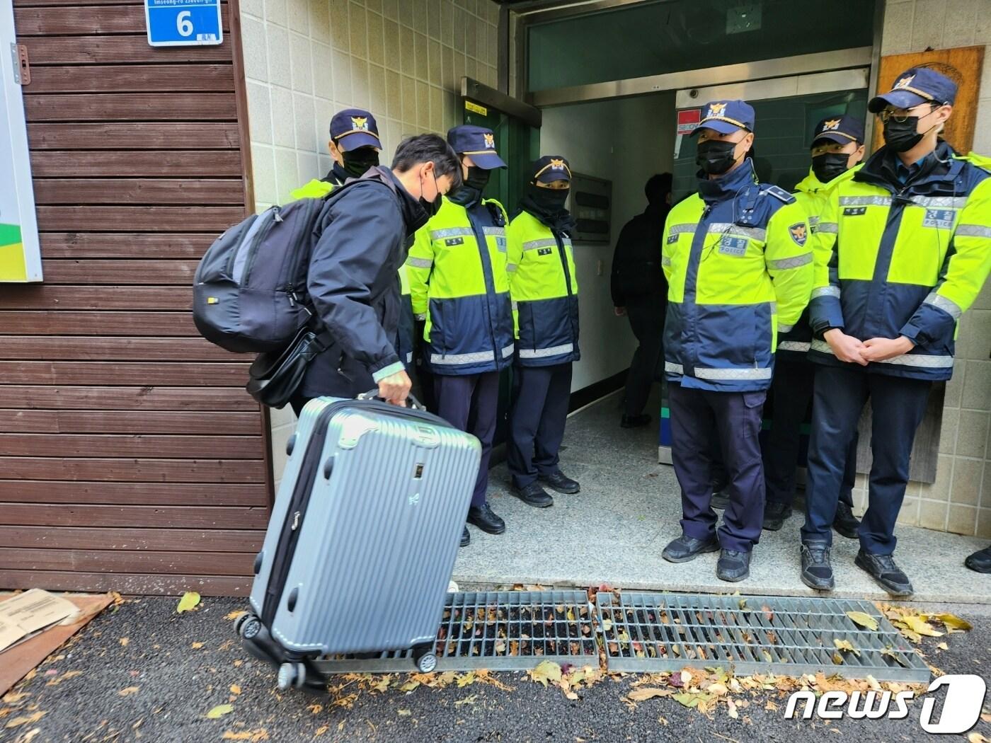 사정당국 관계자가 7일 전국농민회총연맹 충남도연맹 사무실을 압수수색하기 위해 포렌식 장비가 담긴 것으로 보이는 케리어를 사무실로 옮기고 있다. 2023.11.7. /뉴스1 ⓒNews1 이찬선 기자