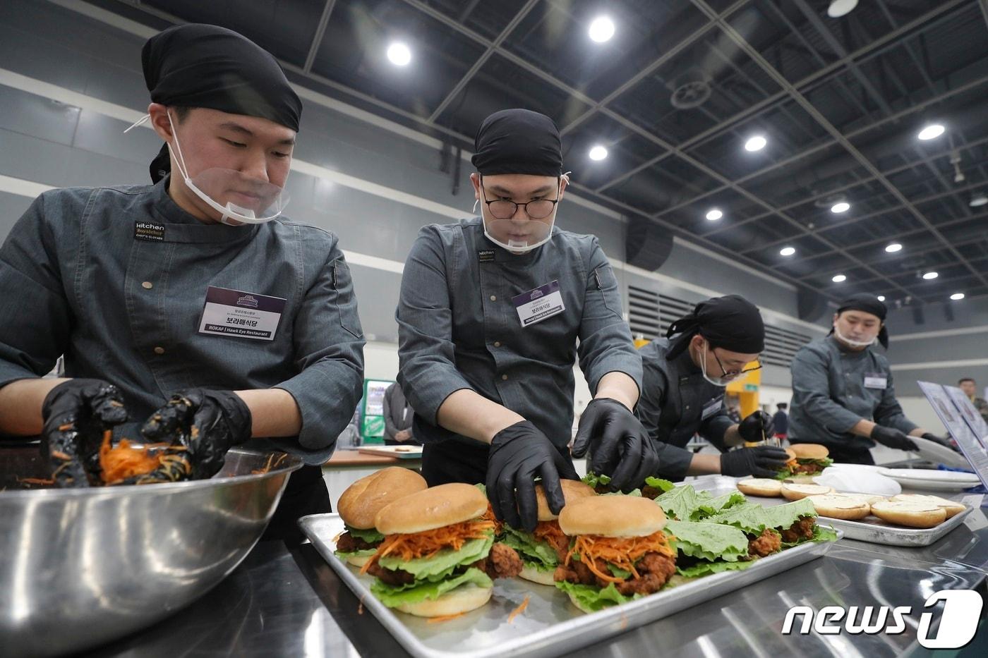 7일 서울 한국농수산식품유통공사에서 열린 &#39;2023년 국제군인요리대회&#39; 본선 경연에서 공군 방공관제사령부 &#39;보라매 식당&#39; 팀이 지정주제 미션인 &#39;군대리아&#40;햄버거빵&#41; 경연&#39;에 제출할 음식을 조리하고 있다. &#40;국방일보 제공&#41; 2023.11.7/뉴스1