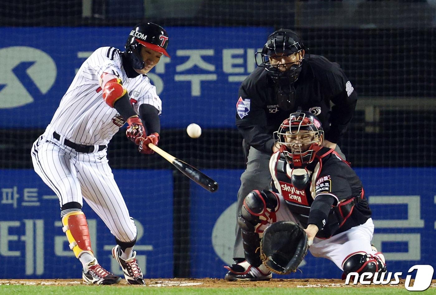 7일 오후 서울 송파구 올림픽로 잠실야구장에서 열린 프로야구 &#39;2023 신한은행 SOL KBO 포스트시즌&#39; 한국시리즈 1차전 LG 트윈스와 kt 위즈의 경기 1회말 1사 주자 없는 상황 LG 박해민이 안타를 치고 있다. 2023.11.7/뉴스1 ⓒ News1 박정호 기자