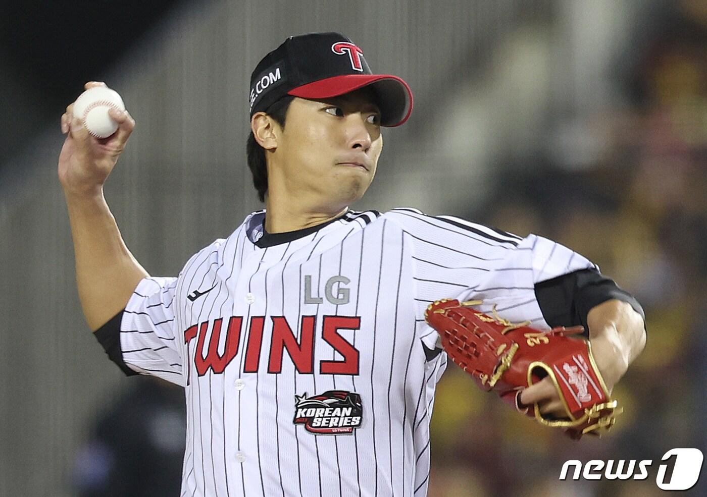 7일 오후 서울 송파구 잠실야구장에서 열린 프로야구 &#39;2023 신한은행 SOL KBO 포스트시즌&#39; 한국시리즈 1차전 kt 위즈와 LG 트윈스의 경기 7회초 교체된 LG 이정용이 역투를 하고 있다. 2023.11.7/뉴스1 ⓒ News1 이재명 기자