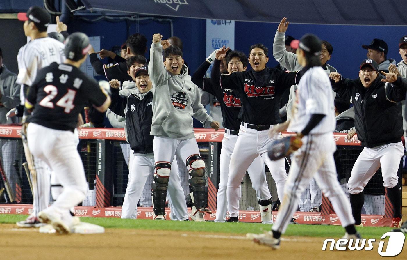 7일 오후 서울 송파구 올림픽로 잠실야구장에서 열린 프로야구 &#39;2023 신한은행 SOL KBO 포스트시즌&#39; 한국시리즈 1차전 LG 트윈스와 kt 위즈의 경기 9회초 2사 주자 1루 상황 kt 문상철이 적시타를 날린 뒤 3루까지 진루하자 kt 동료들이 환호하고 있다. 2023.11.7/뉴스1 ⓒ News1 박정호 기자