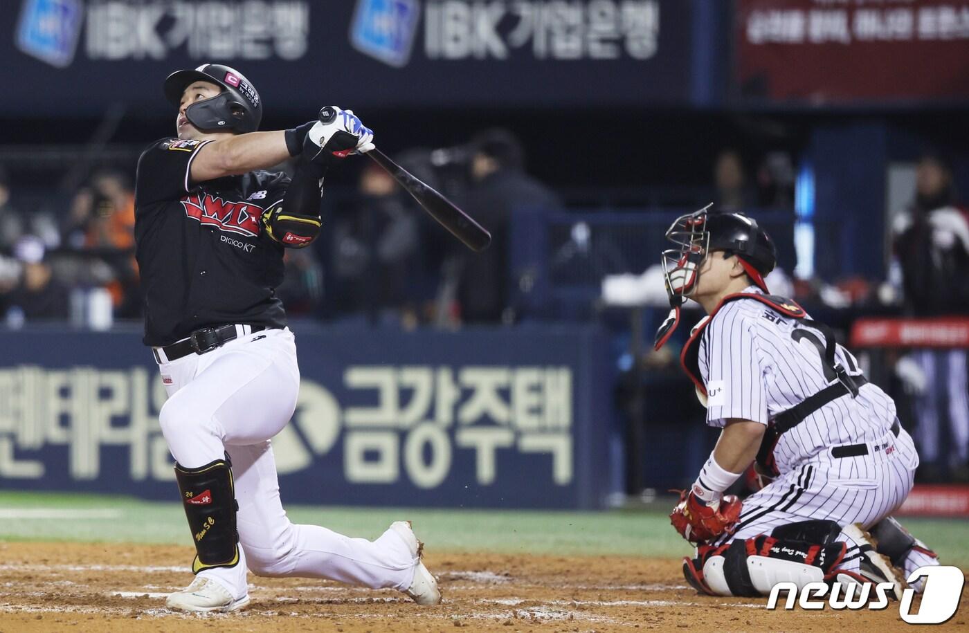 7일 오후 서울 송파구 잠실야구장에서 열린 프로야구 &#39;2023 신한은행 SOL KBO 포스트시즌&#39; 한국시리즈 1차전 kt 위즈와 LG 트윈스의 경기 9회초 2사 1루 상황, kt 문상철이 적시타를 치고 있다. 2023.11.7/뉴스1 ⓒ News1 이재명 기자