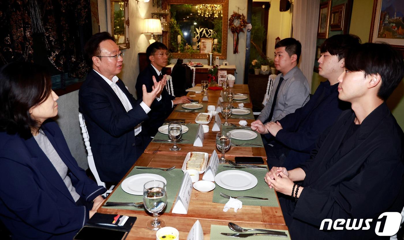 조규홍 보건복지부 장관이 7일 서울에서 대한전공의협의회 집행부와 간담회를 갖고 전공의의 애로사항과 의료현안 등에 대해 논의하고 있다. &#40;보건복지부 제공&#41; 2023.11.7/뉴스1