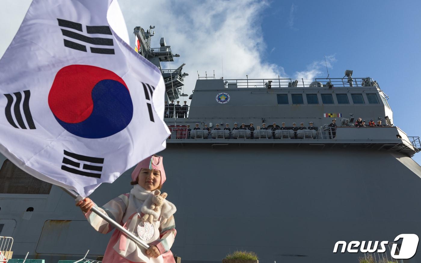 7일&#40;현지시간&#41; 대한민국 해군 순항훈련전단이 프랑스 셰르부르에 입항하고 있다. 2023.11.8/뉴스1 ⓒ News1 이준성 기자