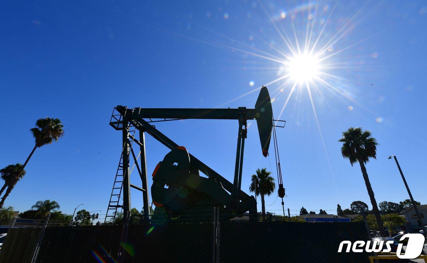 &#40;FILES&#41; In this file photo taken on October 21, 2019 a pumpjack from California-based energy company Signal Hill Petroleum is seen in Signal Hill, California. - The US benchmark crude oil price sank to its lowest level ever on April 20, 2020, falling below $10 a barrel amid the coronavirus pandemic&#39;s hit to demand and an epic supply glut.Around 1650 GMT, West Texas Intermediate &#40;WTI&#41; for May delivery hit $7.90 per-barrel in New York trading. &#40;Photo by Frederic J. BROWN / AFP&#41; ⓒ AFP=뉴스1