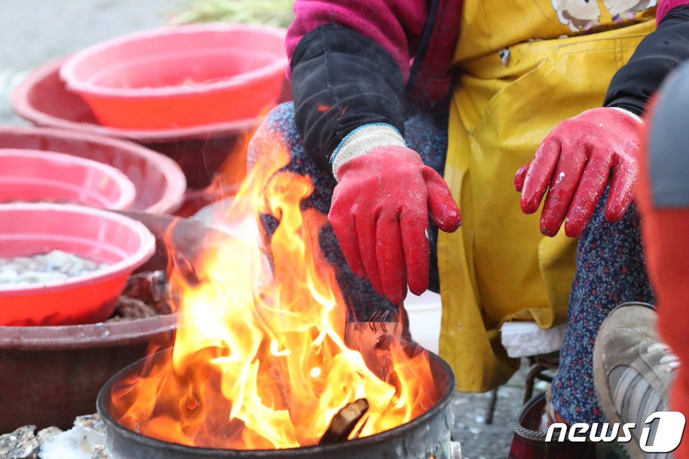 절기상 입동인 8일 광주시 남광주시장에서 상인들이 갑자기 추워진 날씨에 모닥불을 피워놓고 추위를 녹이고 있다.2023.11.8/뉴스1 ⓒ News1 김태성 기자