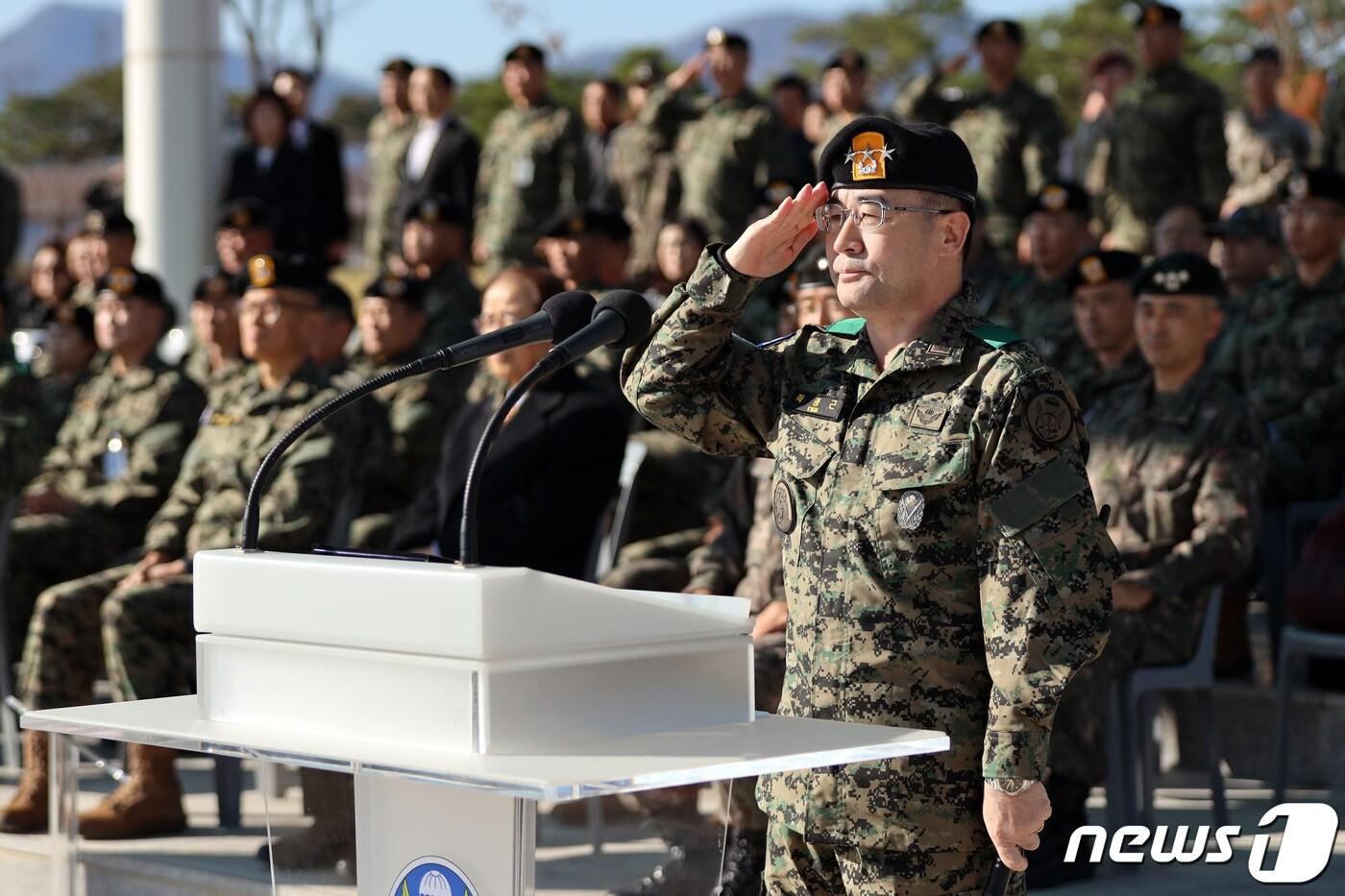 곽종근 중장이 지난 7일 진행된 제33대 육군특수전사령관 취임식에서 경례를 하고 있는 모습.&#40;특전사 제공&#41;