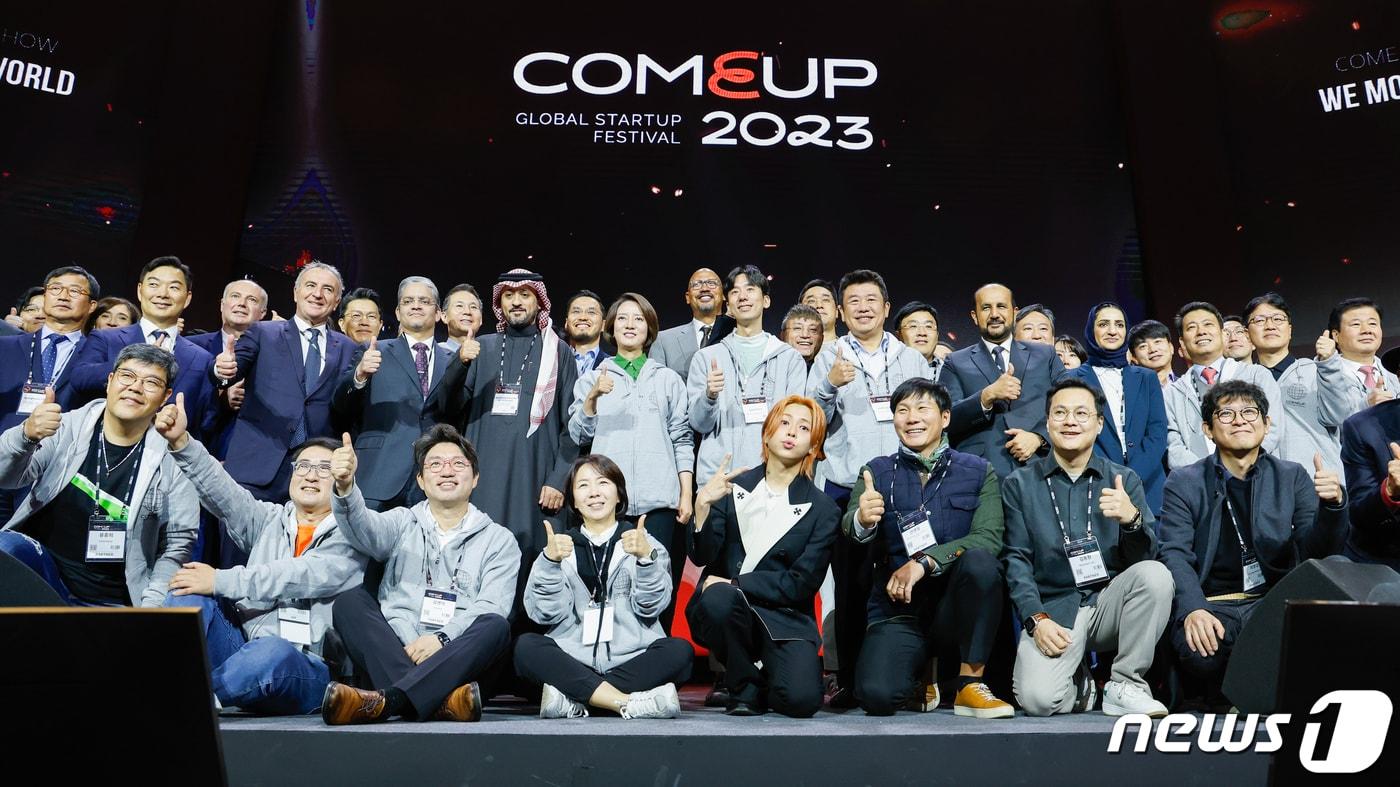 8일 서울 동대문디자인플라자&#40;DDP&#41;에서 열린 컴업&#40;COMEUP&#41; 2023 개막식에서 이영 중소벤처기업부 장관, 유의동 국민의힘 정책위의장, 사미 빈 이브라힘 알후세이니 사우디아라비아 중소기업청장을 비롯한 내빈들과 스타트업 대표 등이 기념 촬영하고 있다. 2023.11.8/뉴스1 ⓒ News1 안은나 기자