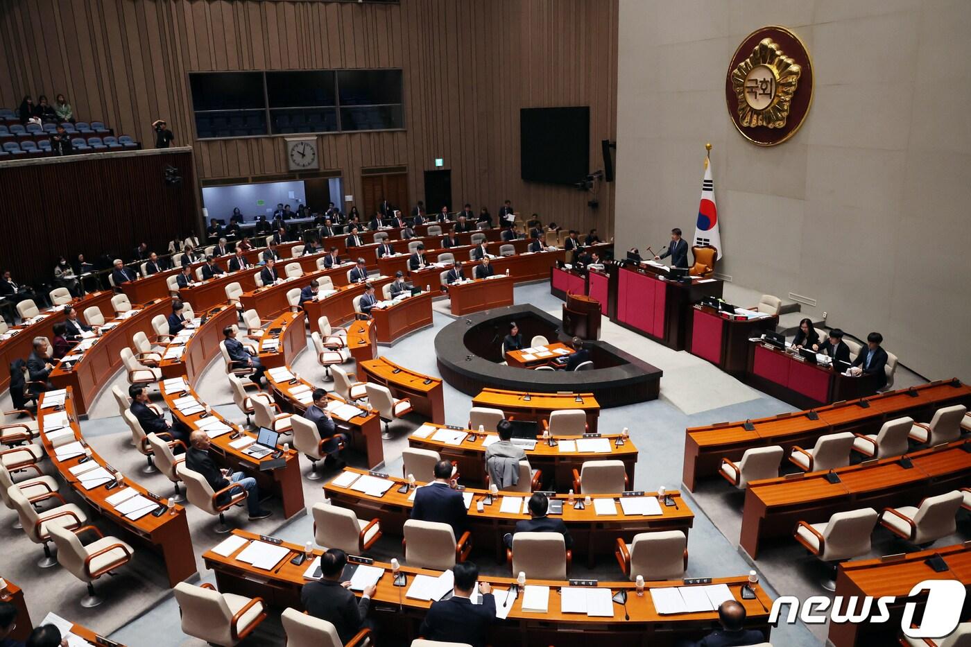 서삼석 국회 예결위원장이 8일 서울 여의도 국회에서 열린 예산결산특별위원회 전체회의에서 의사봉을 두드리고 있다. 2023.11.8/뉴스1 ⓒ News1 황기선 기자