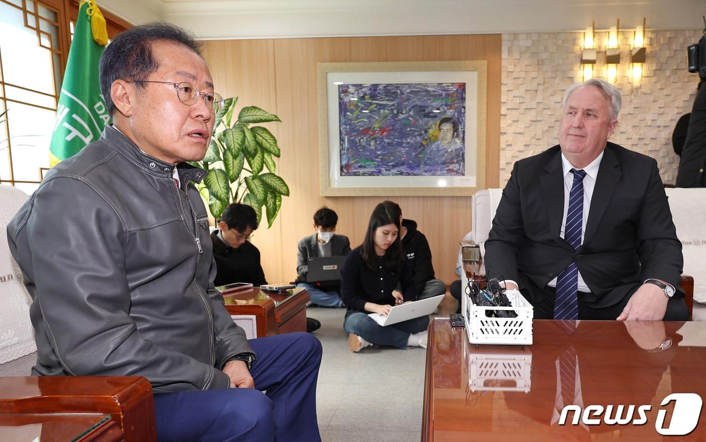 인요한 국민의힘 혁신위원장이 8일 오전 대구 북구 대구시청 산격청사를 찾아 홍준표 대구시장과 면담하고 있다. 2023.11.8/뉴스1 ⓒ News1 공정식 기자