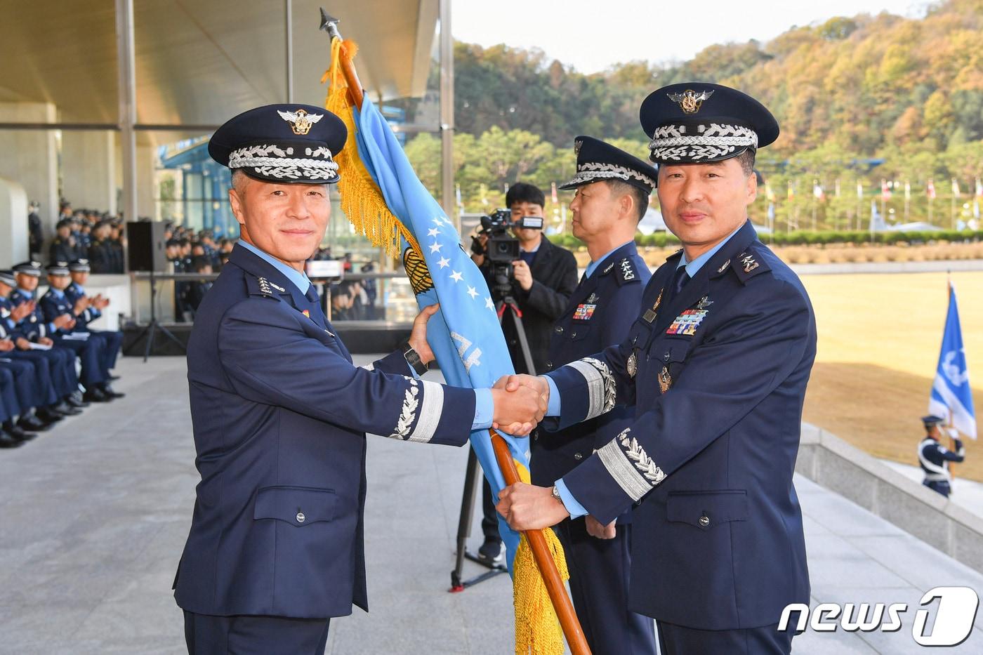 이영수 공군참모총장&#40;왼쪽&#41;이 8일 공승배 56대 공군사관학교장에게 부대기를 수여하고 있다.&#40;공군사관학교 제공&#41;.2023.11.08./뉴스1