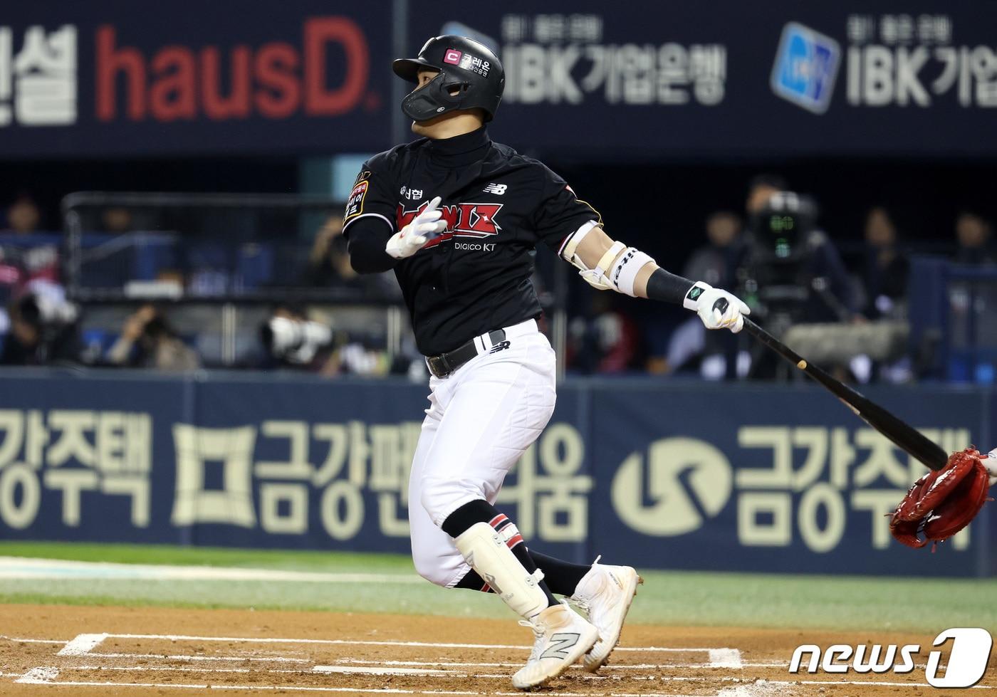 8일 오후 서울 송파구 잠실야구장에서 열린 프로야구 ‘2023 신한은행 SOL KBO 포스트시즌’ 한국시리즈 2차전 LG 트윈스와 kt 위즈의 경기, 1회초 1사 2,3루 kt 배정대가 2타점 적시타를 때려내고 있다. 2023.11.8/뉴스1 ⓒ News1 이동해 기자