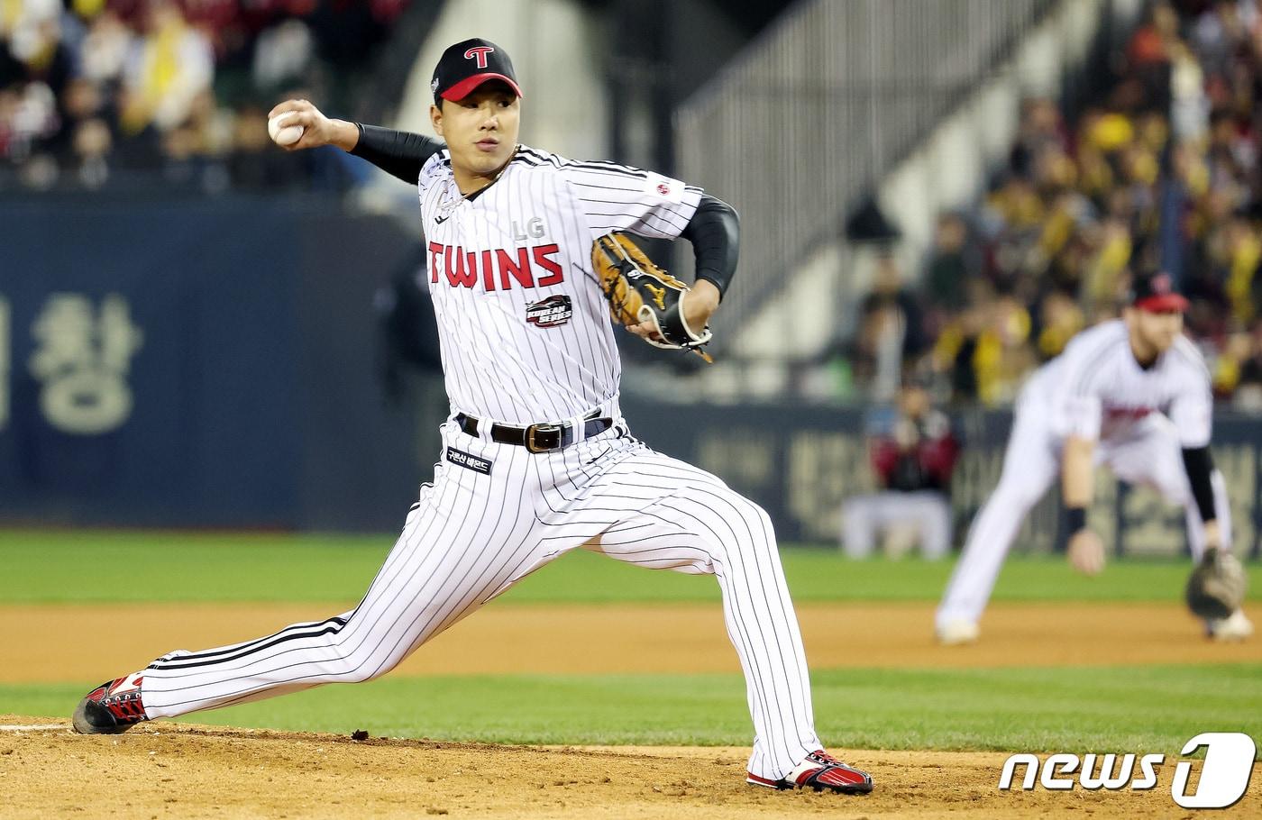 8일 오후 서울 송파구 올림픽로 잠실야구장에서 열린 프로야구 &#39;2023 신한은행 SOL KBO 포스트시즌&#39; 한국시리즈 2차전 LG 트윈스와 kt 위즈의 경기, 3회초 LG의 세 번째 투수 정우영이 역투하고 있다. 2023.11.8/뉴스1 ⓒ News1 이동해 기자