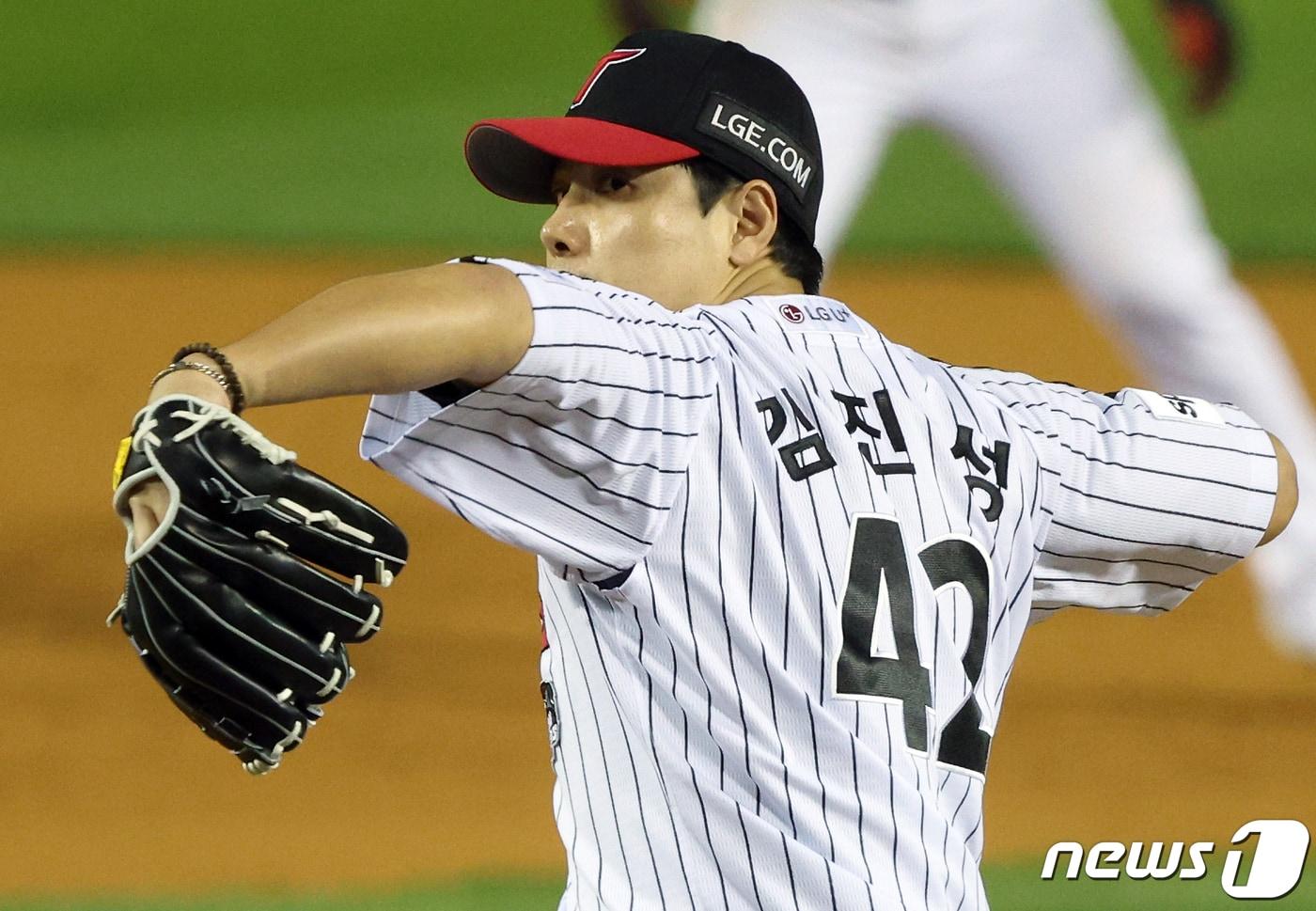 8일 오후 서울 송파구 올림픽로 잠실야구장에서 열린 프로야구 &#39;2023 신한은행 SOL KBO 포스트시즌&#39; 한국시리즈 2차전 LG 트윈스와 kt 위즈의 경기 4초 만루 위기에 마운드에 오른 LG 김진성이 역투하고 있다. 2023.11.8/뉴스1 ⓒ News1 박정호 기자