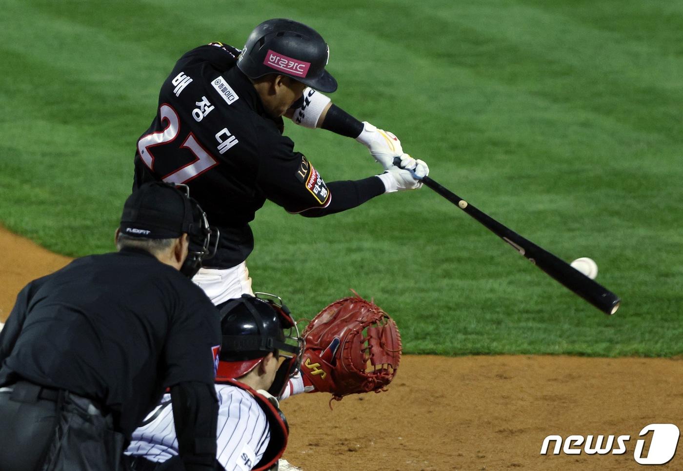 8일 오후 서울 송파구 올림픽로 잠실야구장에서 열린 프로야구 &#39;2023 신한은행 SOL KBO 포스트시즌&#39; 한국시리즈 2차전 LG 트윈스와 kt 위즈의 경기 5회초 2사 주자 1루 상황 kt 배정대가 안타를 치고 있다. 2023.11.8/뉴스1 ⓒ News1 박정호 기자