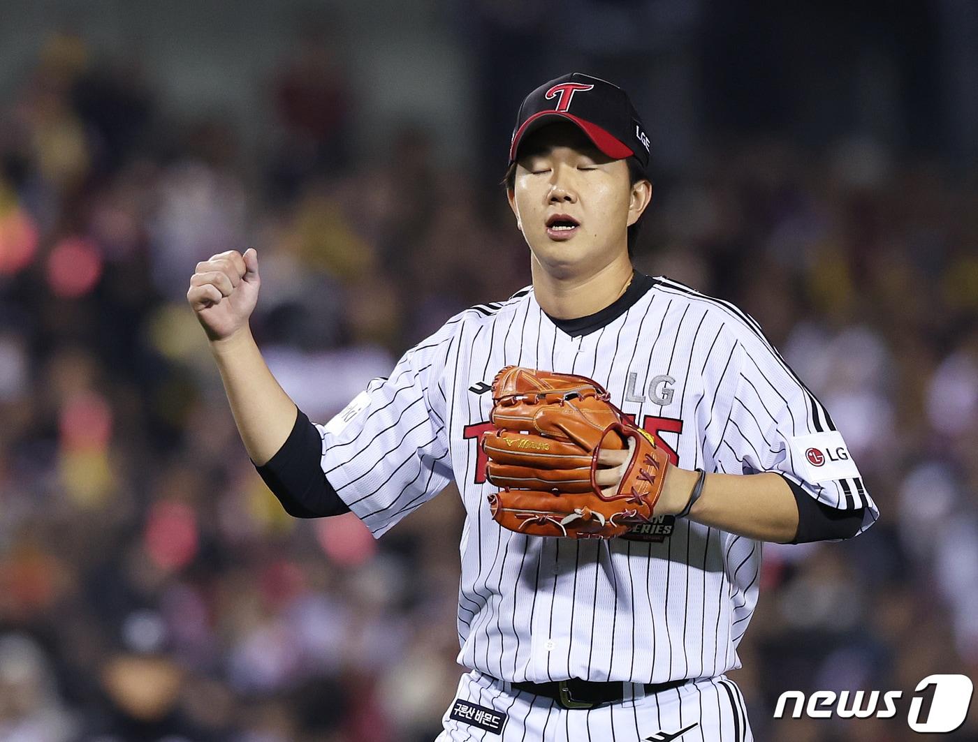 8일 오후 서울 송파구 잠실야구장에서 열린 프로야구 &#39;2023 신한은행 SOL KBO 포스트시즌&#39; 한국시리즈 2차전 LG 트윈스와 kt 위즈의 경기 5회초 2사 1,2루 상황을 잡은 LG 유영찬이 기뻐하고 있다. 2023.11.8/뉴스1 ⓒ News1 이재명 기자