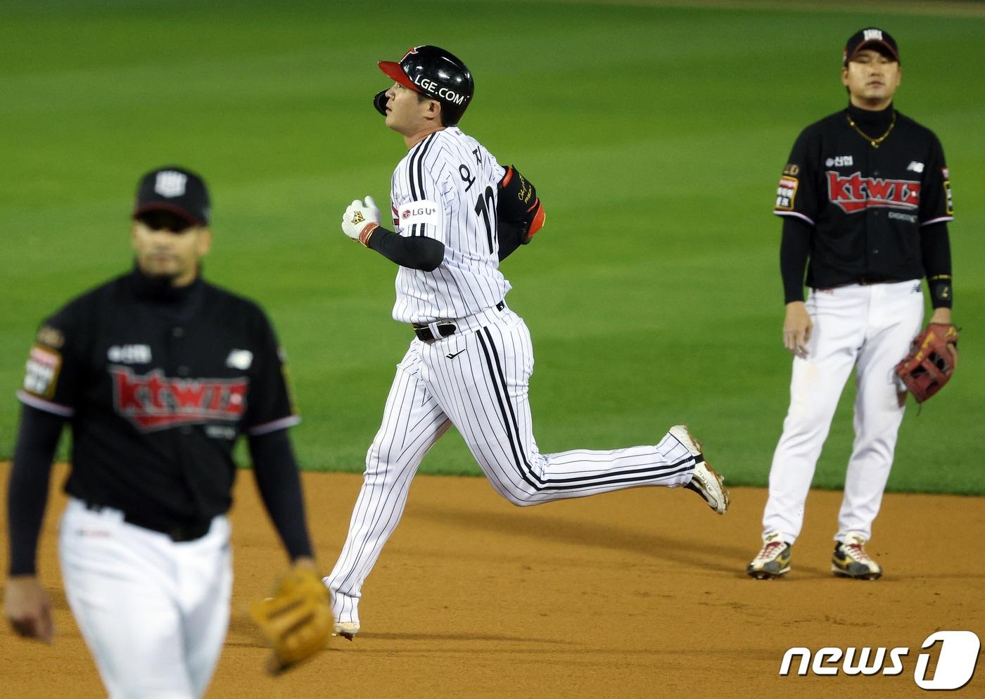 8일 오후 서울 송파구 올림픽로 잠실야구장에서 열린 프로야구 &#39;2023 신한은행 SOL KBO 포스트시즌&#39; 한국시리즈 2차전 LG 트윈스와 kt 위즈의 경기 6회말 1사 주자 없는 상황 LG 오지환이 솔로홈런을 날린 뒤 그라운드를 돌고 있다. 2023.11.8/뉴스1 ⓒ News1 박정호 기자