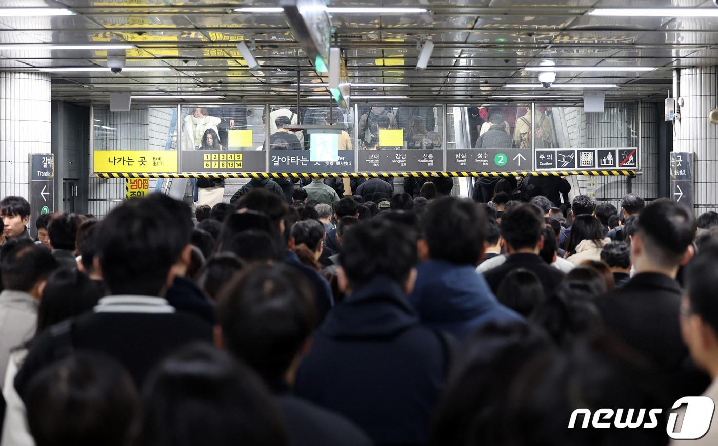 서울교통공사 노조가 경고파업에 돌입한 9일 오전 서울 사당역에서 시민들이 지하철을 이용하기 위해 발걸음을 서두르고 있다. 노조는 출근시간 등을 고려해 9일 오전 9시부터 10일 오후 6시까지 약 하루 반나절 동안 파업에 돌입하기로 했다. 2023.11.9/뉴스1 ⓒ News1 김성진 기자