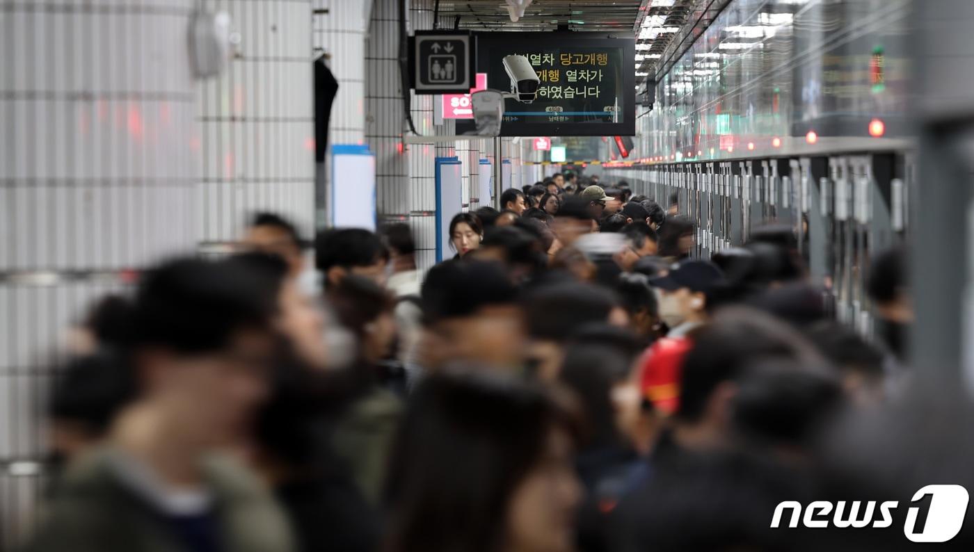 서울교통공사 노조가 경고파업에 돌입한 9일 오전 서울 사당역에서 시민들이 지하철을 이용하고 있다. 노조는 출근시간 등을 고려해 9일 오전 9시부터 10일 오후 6시까지 약 하루 반나절 동안 파업에 돌입하기로 했다. 2023.11.9/뉴스1 ⓒ News1 김성진 기자