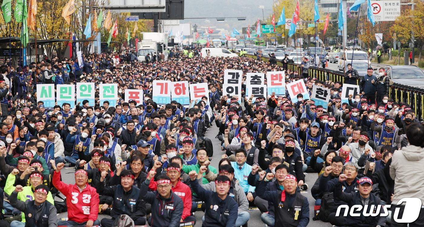 서울교통공사노동조합 조합원들이 9일 오전 서울 중구 시청역 인근에서 열린 총파업 출정식에서 인력 감축 철회, 청년고용 창출 등을 촉구하고 있다. 이날 한국노총 소속 조합원들은 파업에 불참했다. 2023.11.9/뉴스1 ⓒ News1 김민지 기자