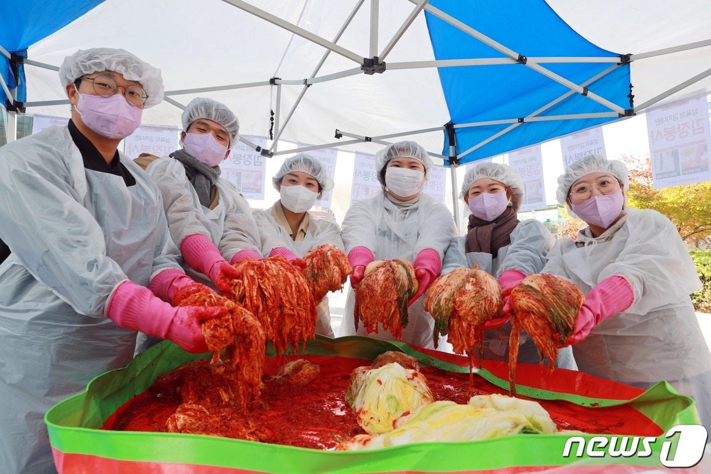 삼육대 교수, 직원, 재학생이 지난 8일 교내에서 열린 &#39;김장 페스티벌&#39; 중 직접 담근 김치를 들어보이고 있다.&#40;삼육대 제공&#41;