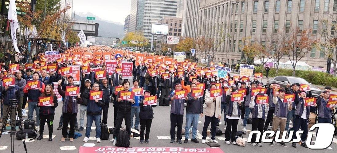 민주노총 공공운수노조 산하 국민연금지부가 9일 대한문 앞에서 국민연금 보장성 강화 및 연금개악 시도 중단 등을 요구하며 조합원 총회를 열고 있다. &#40;공공운수노조 제공&#41; ⓒ 뉴스1