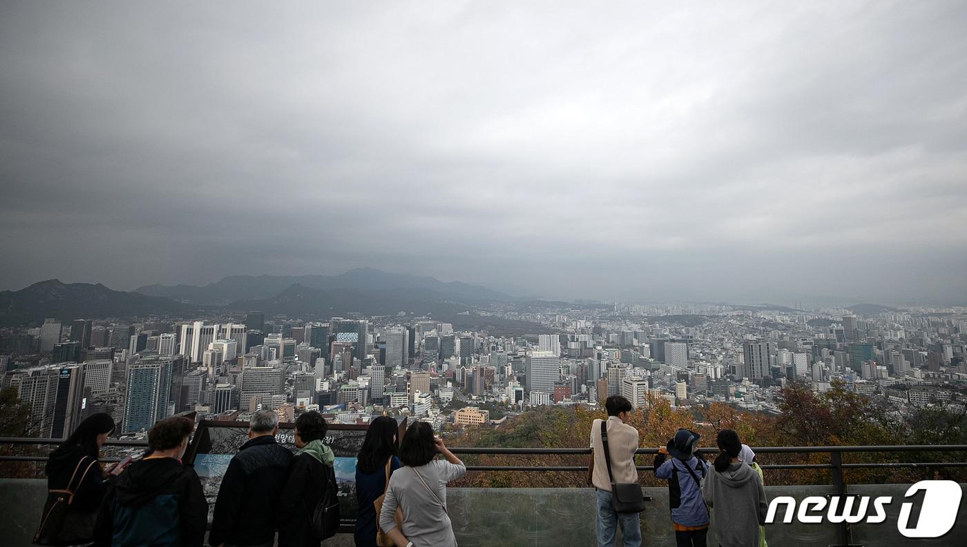 전국이 점차 흐려져 서울경기 등에 약한 비가 예보된 9일 서울 중구 남산에서 바라본 하늘이 흐리다. 2023.11.9/뉴스1 ⓒ News1 이승배 기자