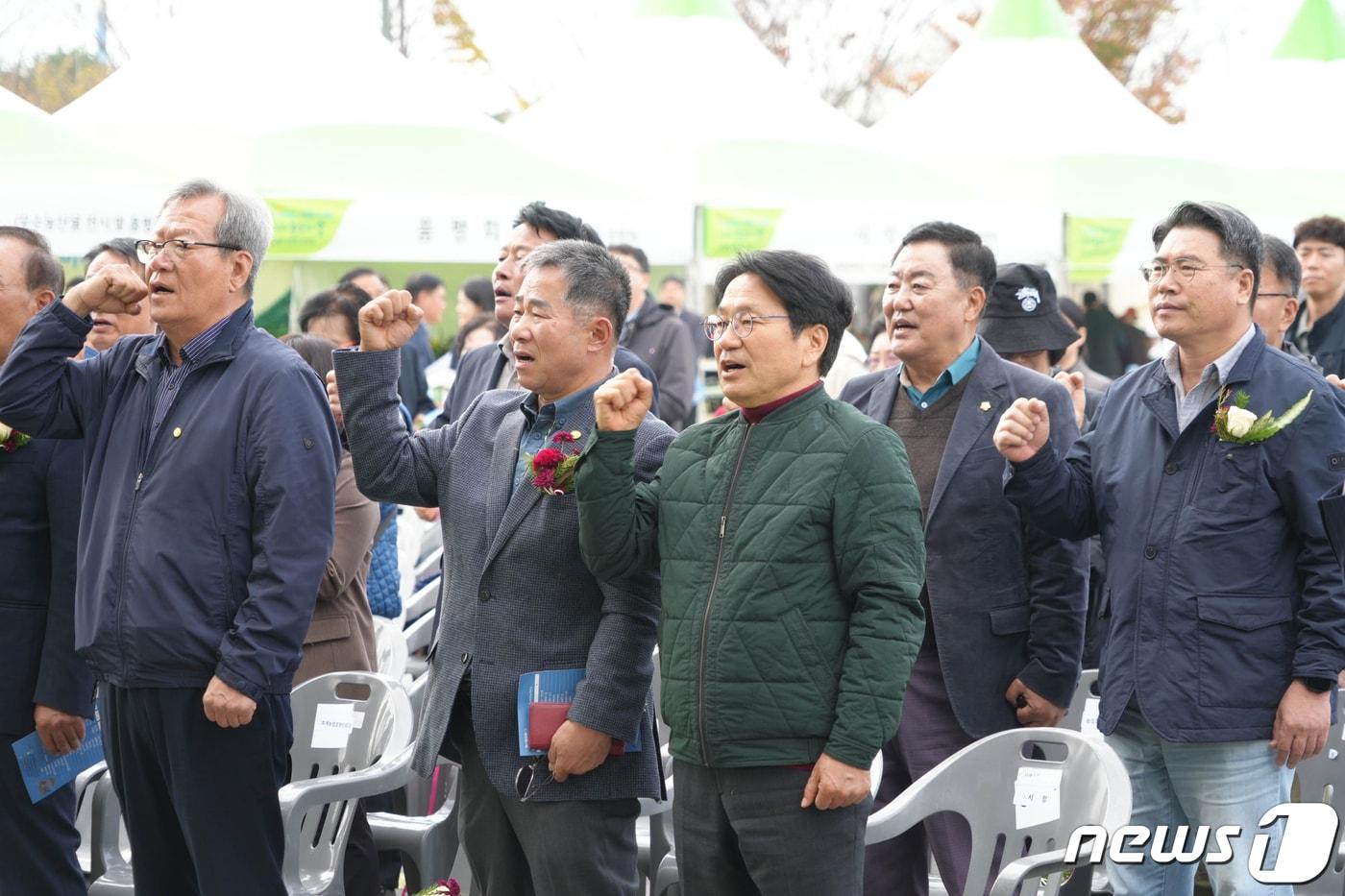 강기정 광주시장이 상무시민공원에서 열린 &#39;제28회 농업인의 날&#39; 행사에서 참석자들과 농민가를 제창하고 있다.&#40;광주시 제공&#41;2023.11.9/뉴스1