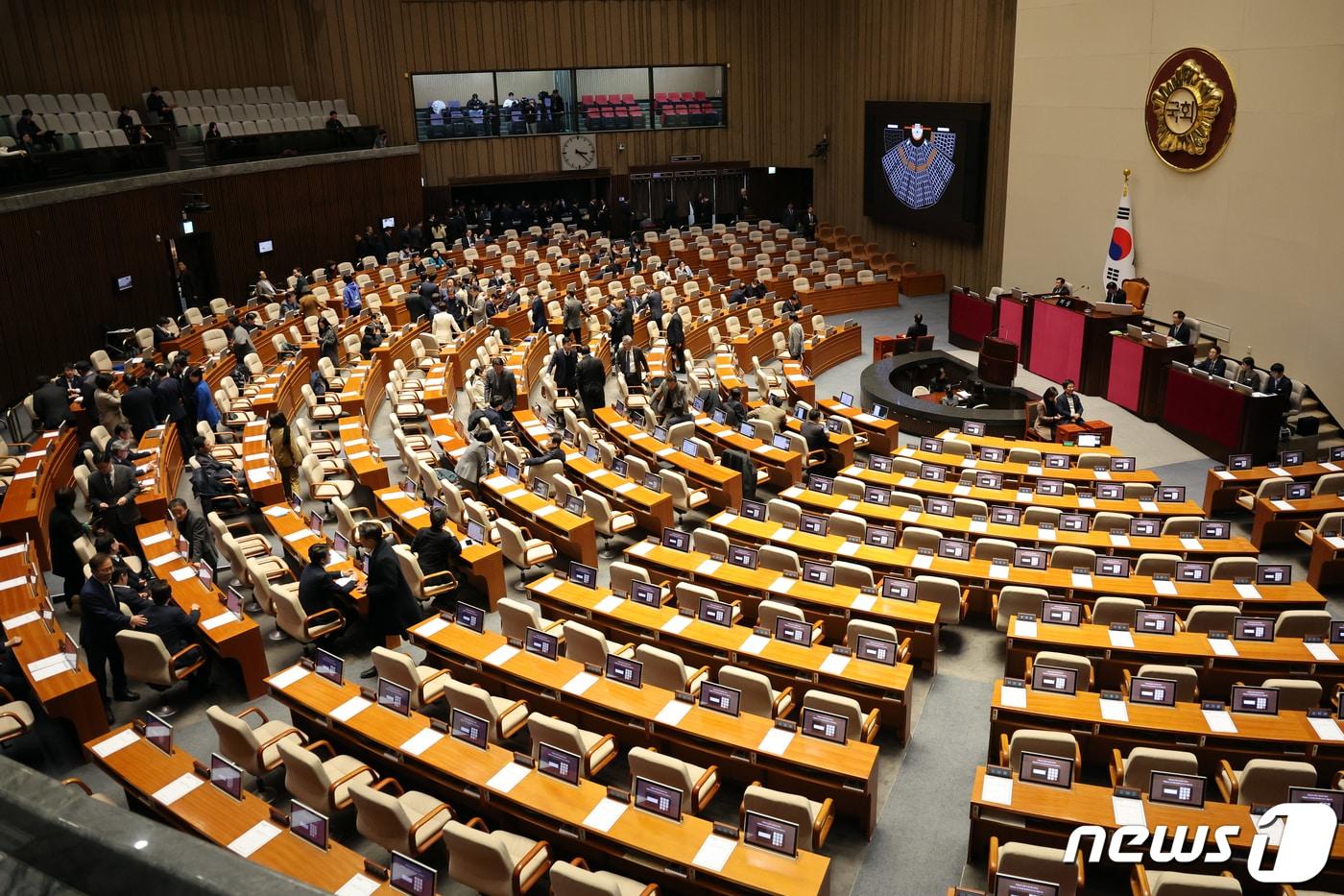 1일 오후 서울 여의도 국회 본회의장에서 열린 제410회 국회&#40;정기회&#41; 제13차 본회의에서 손준성·이정섭 검사 탄핵소추안 투표가 국민의힘이 불참한 가운데 진행되고 있다. /뉴스1 ⓒ News1 황기선 기자