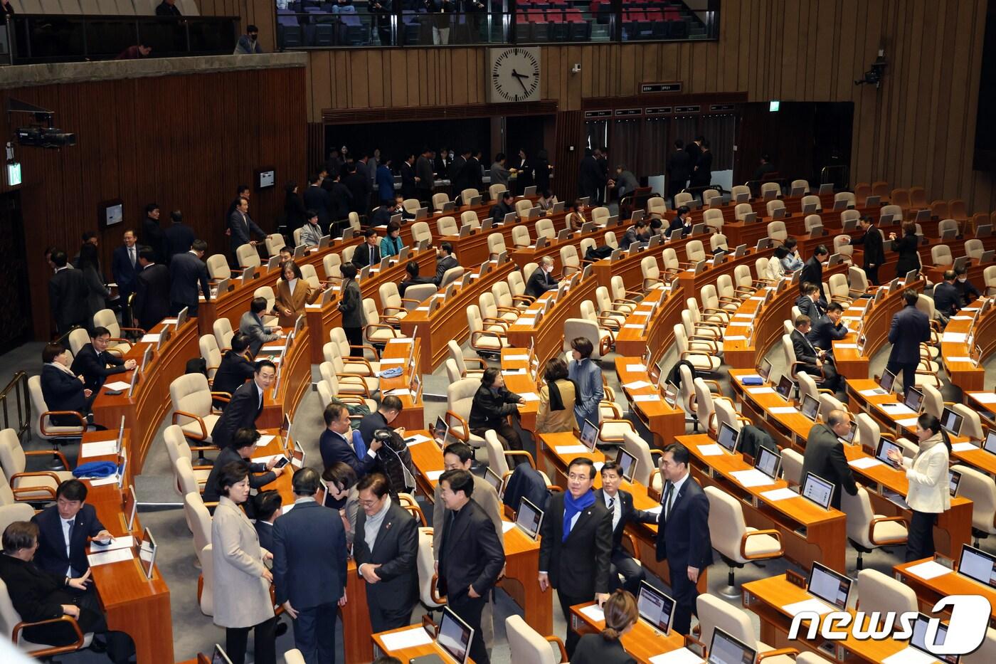 1일 오후 서울 여의도 국회 본회의장에서 열린 제410회 국회&#40;정기회&#41; 제13차 본회의에서 더불어민주당 의원들이 손준성·이정섭 검사 탄핵소추안 투표를 위해 이동하고 있다. 2023.12.1/뉴스1 ⓒ News1 황기선 기자